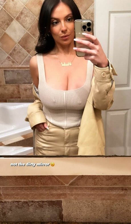 Rachel Winchester Oben ohne OnlyFans