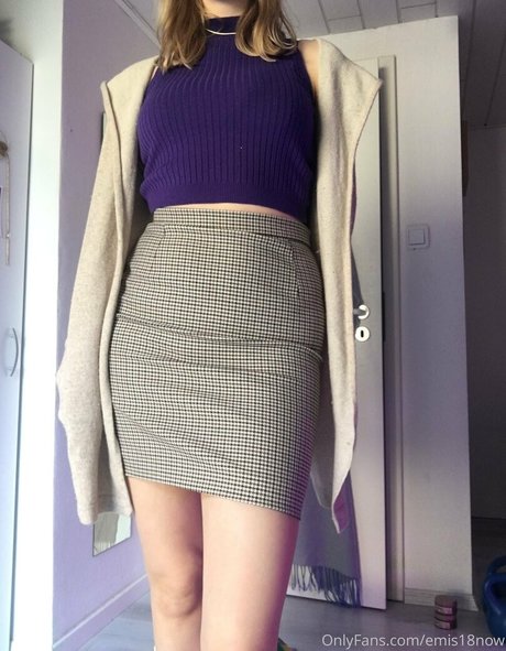emis18now OnlyFans Leak