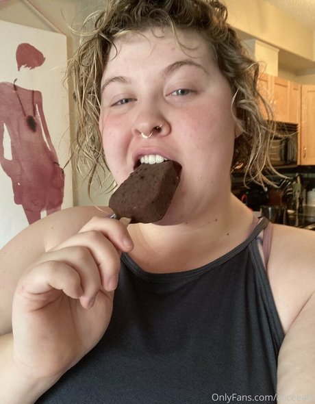 aliceeats OnlyFans Striptease