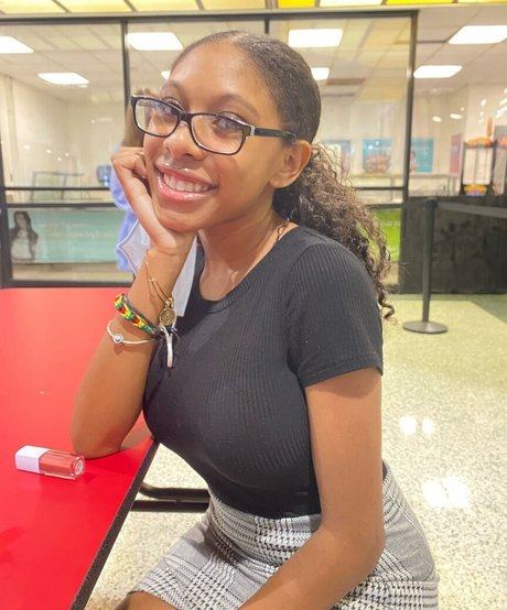 Elyse Rey OnlyFans Striptease