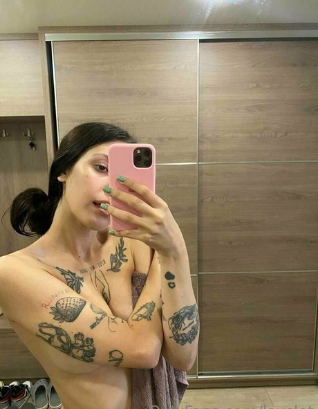 layslet Nacktbilder auf OnlyFans