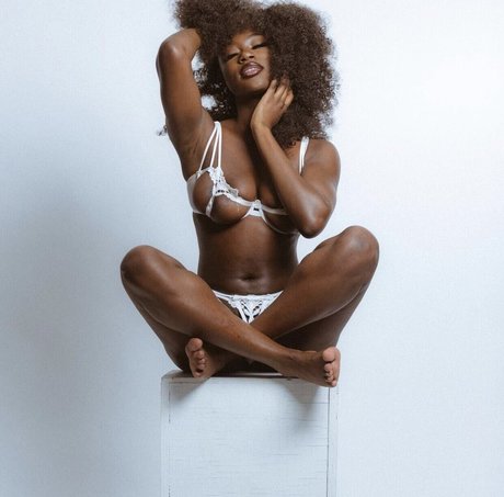 Yanjusofine OnlyFans-Fotos