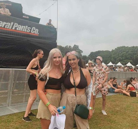 Lotti Loka OnlyFans nackte Brüste