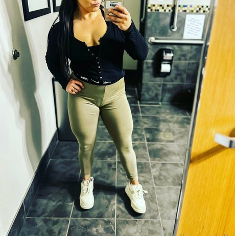 nadianevertells OnlyFans Mega