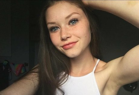 Lily Ana Alexander OnlyFans Bilder