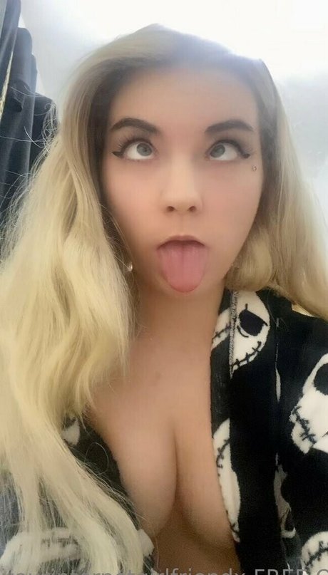 yourinternetgirlfriendx OnlyFans Leaj