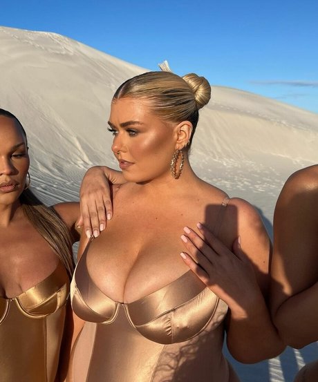 Izzy Nicholls OnlyFans Model Bilder