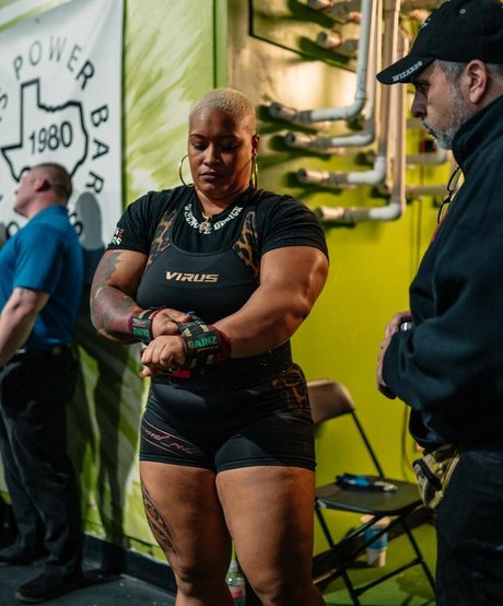 Queen R OnlyFans geleakte Brüste