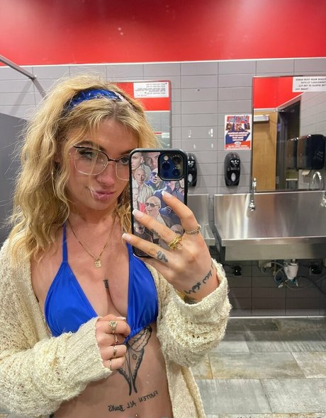 Kittycourty OnlyFans-Fotos