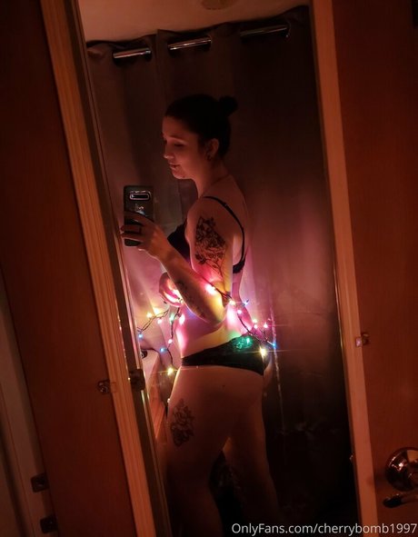 cherrybomb1997 OnlyFans Model Bilder