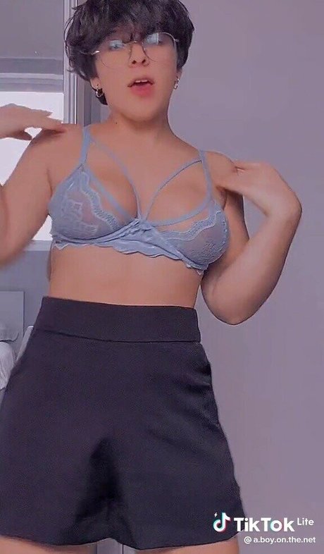 Taqueloe NurlyFans-Brüste