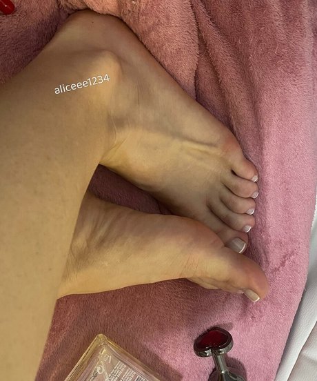 Alice Big Clit OnlyFans Strip