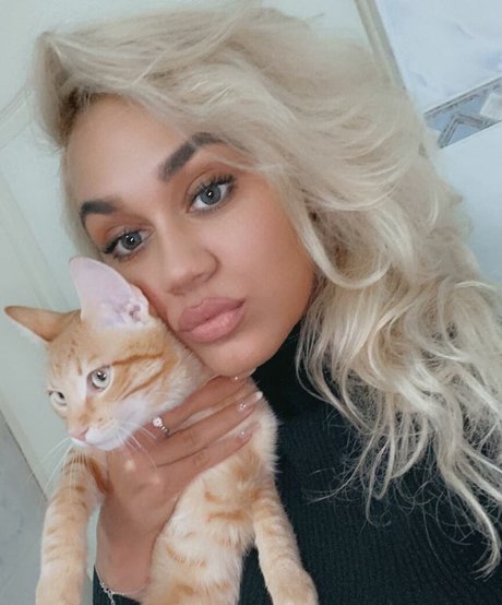 adinaa99 OnlyFans geleakt