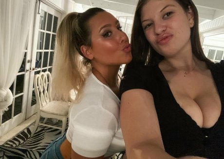 Alana Z NurlyFans-Brüste