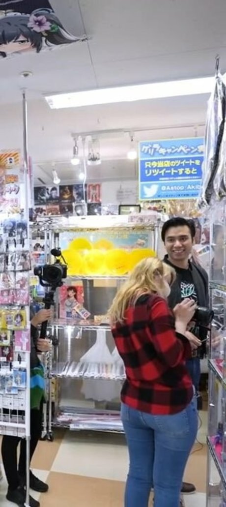 Sydney Poniewaz OnlyFans nackte Brüste