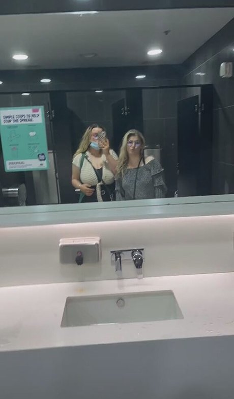 Emily J OnlyFans nackte Brüste