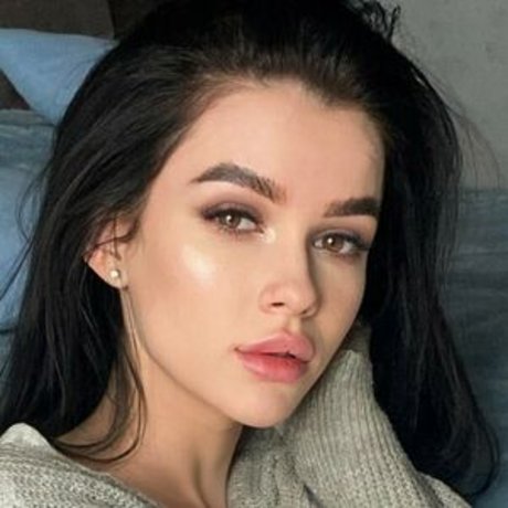 Mia Loop OnlyFans schlank