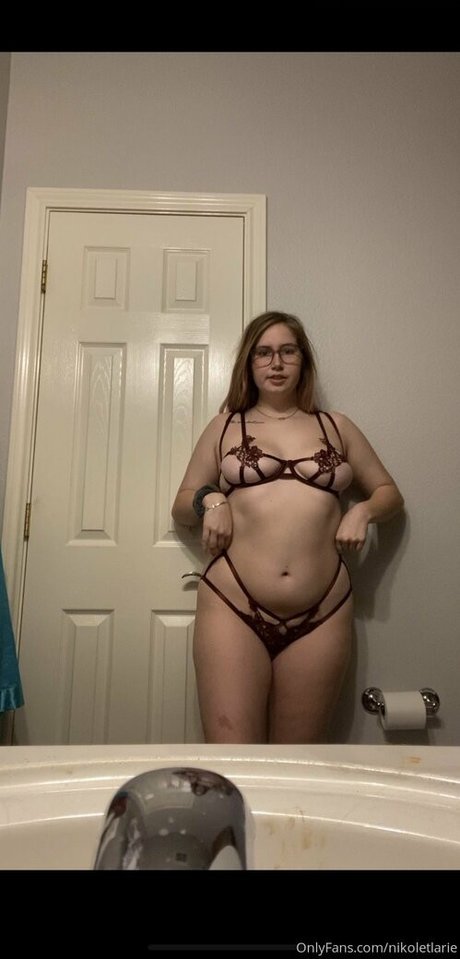 nikoletlarie OnlyFans Sextape
