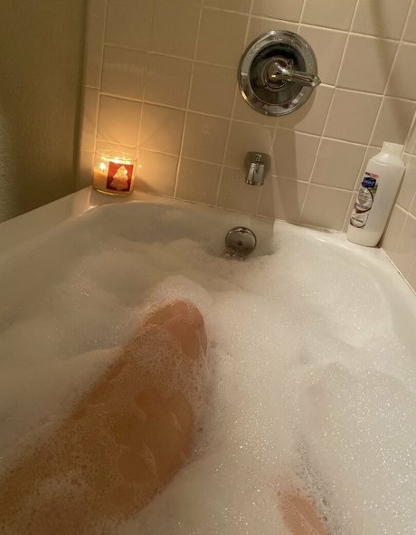 nikoletlarie OnlyFans Nacktbilder geleakt