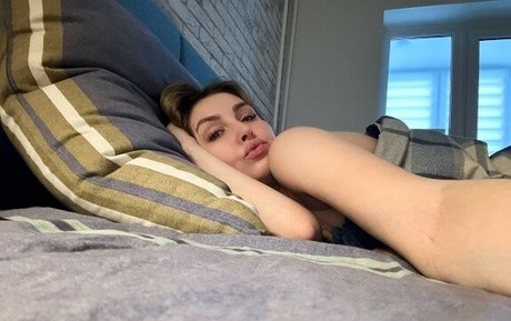 AlinaRai OnlyFans Arsch Leak