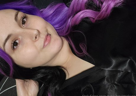 free heyimskyes OnlyFans Strip