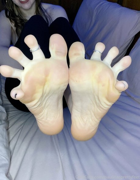 paulinasprettyfeet OnlyFans nackte Brüste