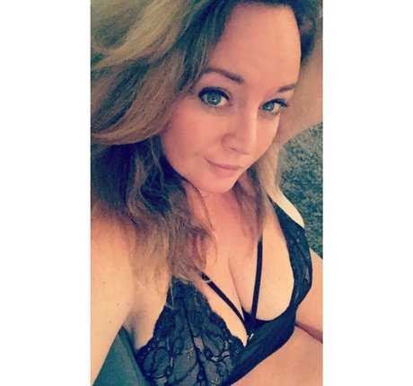 dutchcurvesinheels OnlyFans-Leaks