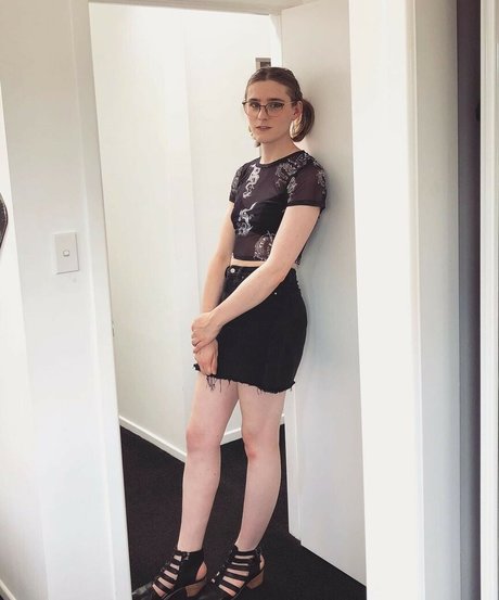 Alice In Wonder1and OnlyFans nackte Brüste