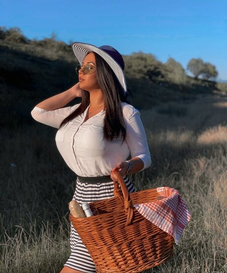 Emina Jahi Nacktpornos auf OnlyFans