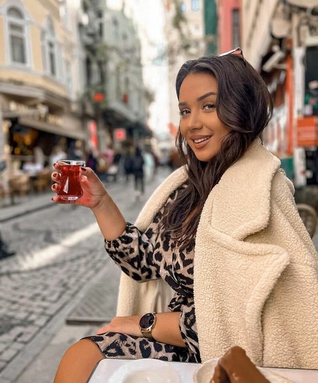 Emina Jahi OnlyFans geleakte Brüste