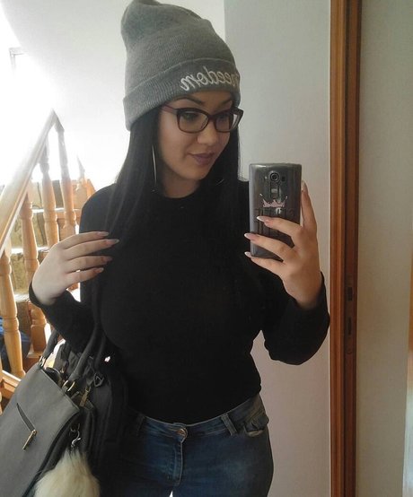 Emina Jahi OnlyFans nackte Brüste