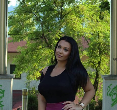 Emina Jahi OnlyFans gratis