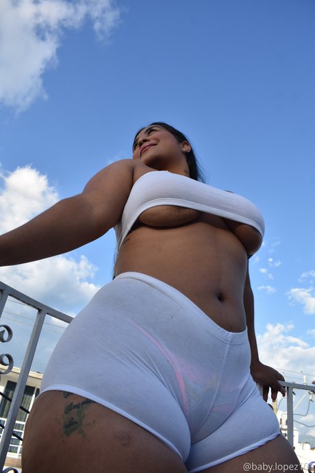 Yeraldin Lopez sexy model pics