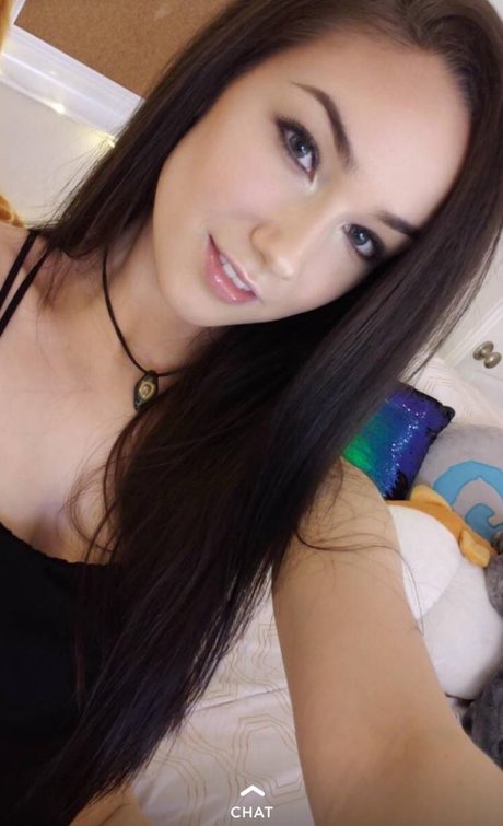 Birdy LovesIt model sexy photo