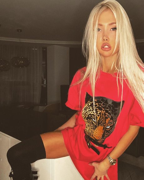 Jull Dolly nude pornstar picture