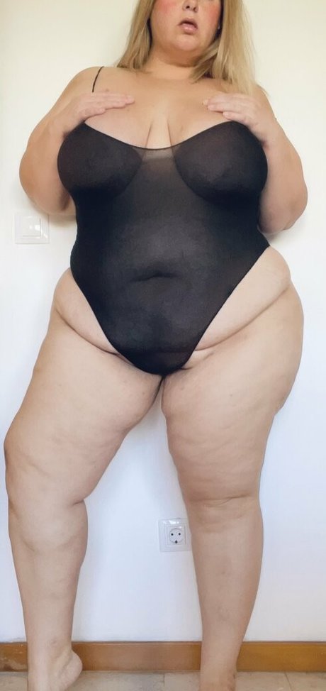 Miss HoneyPotts naked pornstar galleries