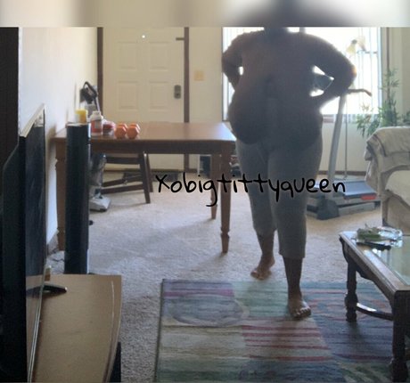 XoBigTittyQueen model pretty photo