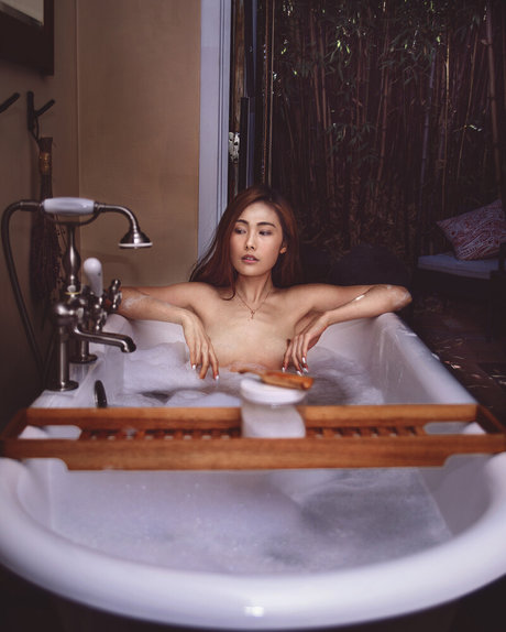 Housewife style amanda adult model photo