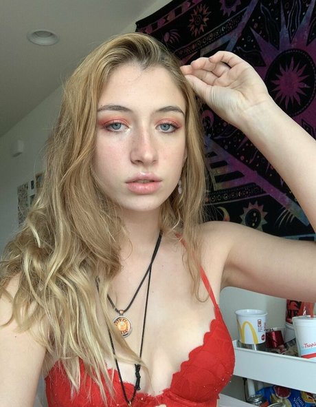 Pr33tyhoney erotic actress pic