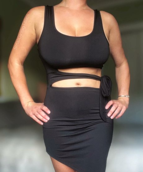 SmallGirlBigTitties model hot pic
