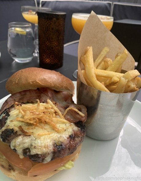 Sophia Knight star beautiful pictures