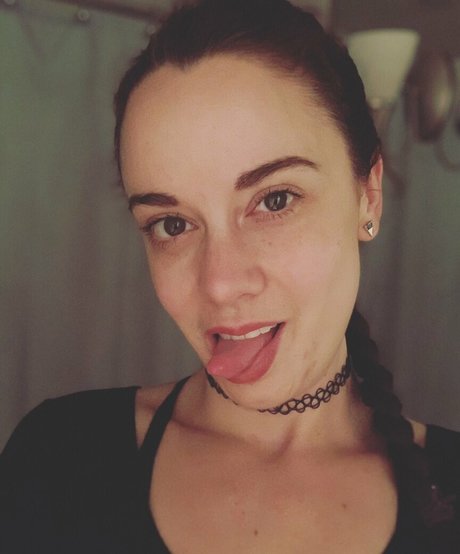 slut4sativa sexy actress picture