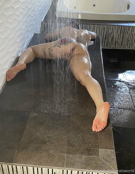 Ms Naturals naked model pics