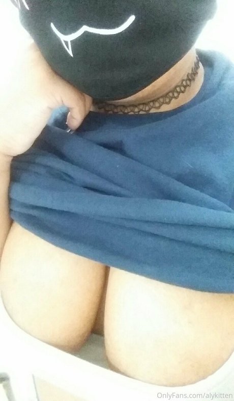 raeraejiggles model hot pictures