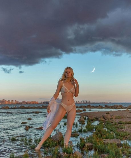 Aspiratova model adult photo