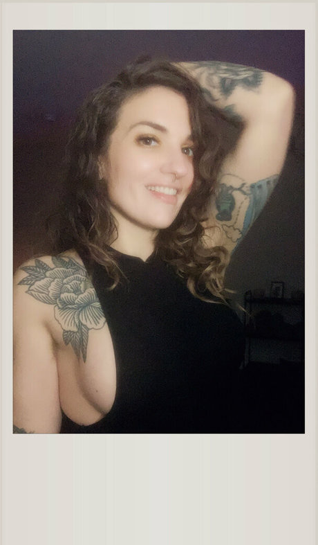 thesmuttymystic naked pornstar img