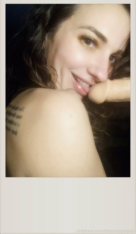 thesmuttymystic model nude pic