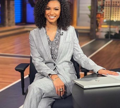 Malika Andrews art model image