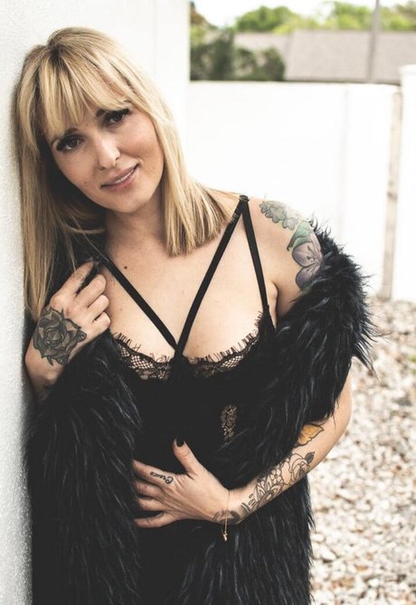 Robin Love nude pornstar photo