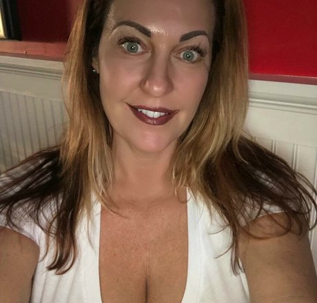 KellyK star pornographic photos